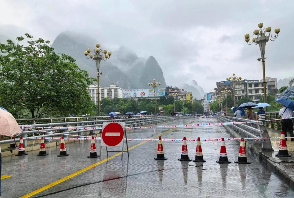 出门必带伞，不带必下，每周必下两场，雨不停了啊，中午又下了好大一会！我的好心情都