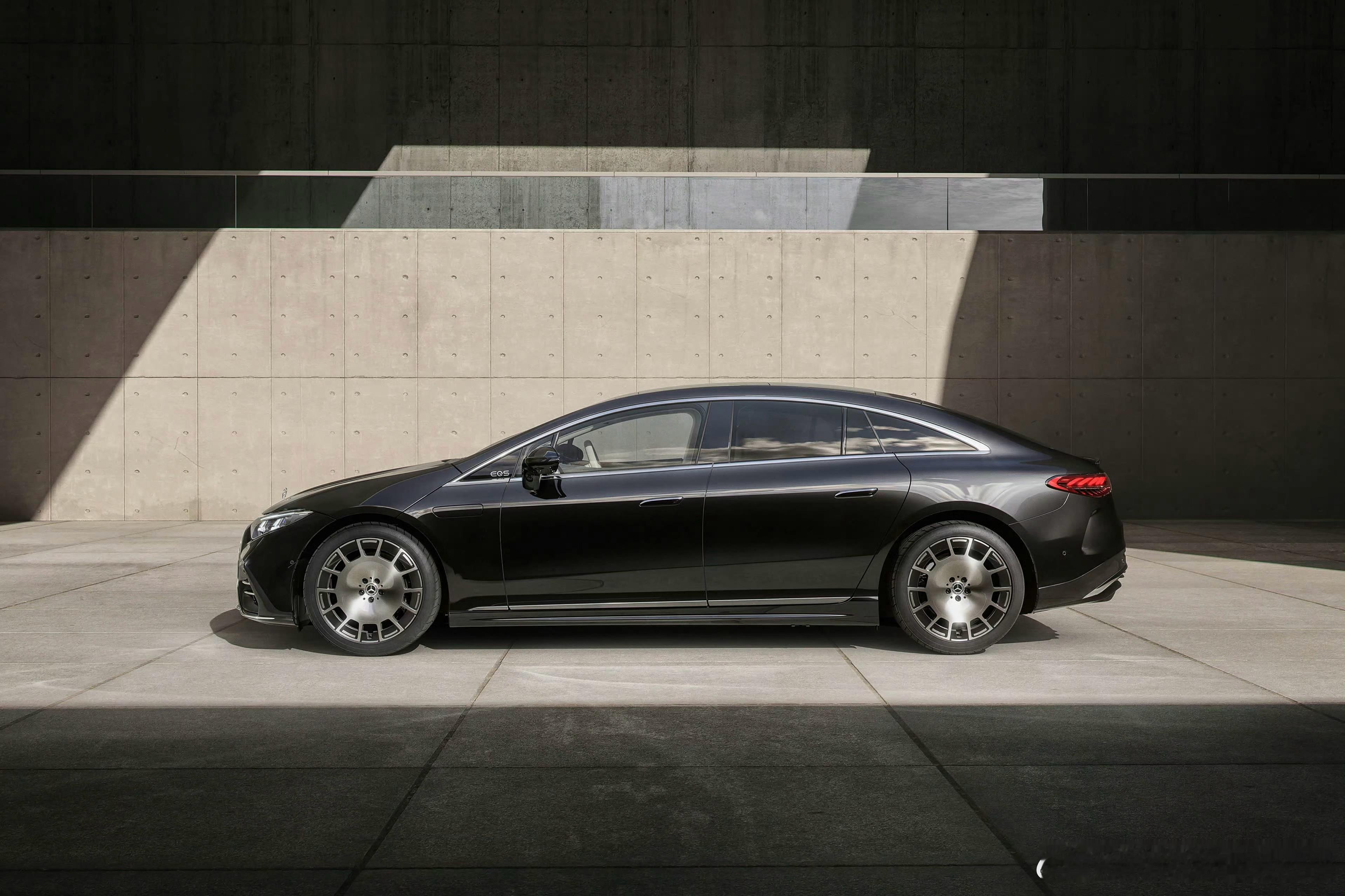 奔驰EQS刷新版本了，新款我看在欧洲价格降了14%，低配配置给加上去了，整体外观