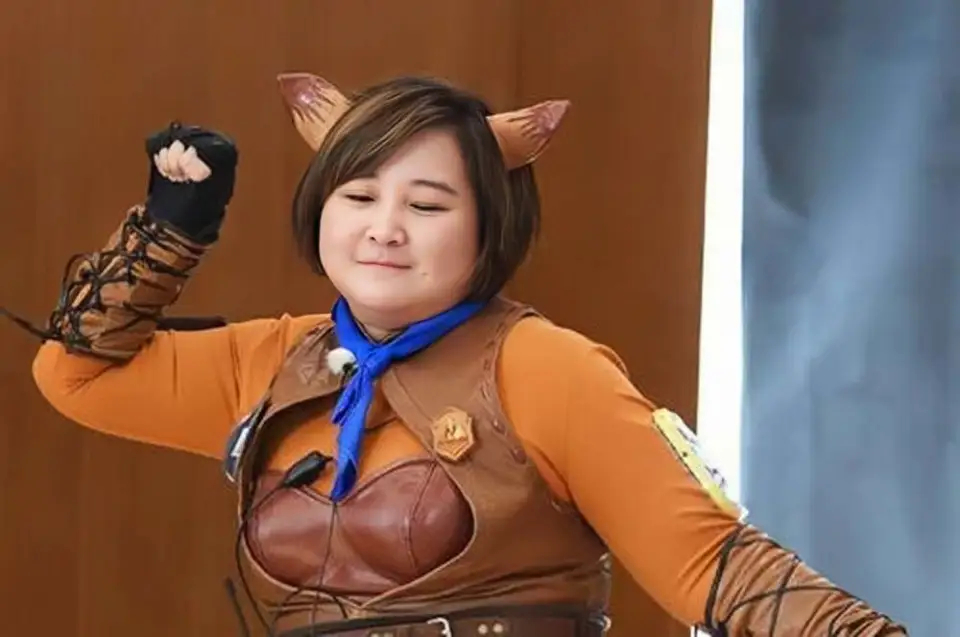 贾玲COS妲己，头戴狐狸耳朵，造型完美还原，却被网友称作坦克 ​​​