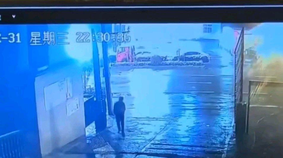 跨年夜男子酒后外出，中途下车后溺亡，同饮者称其执意下车，已与家属协商赔偿30万元