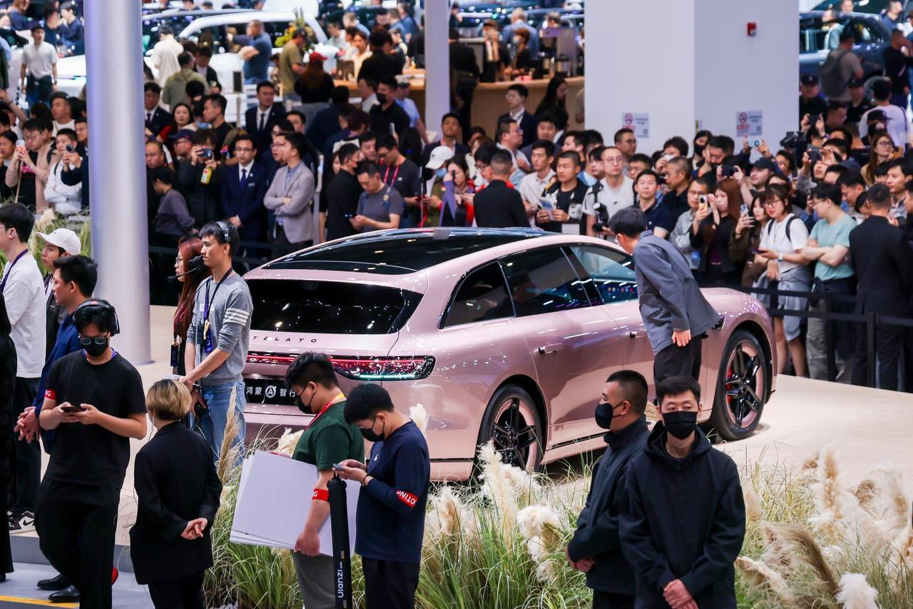 鸿蒙智行把安全当作豪华的底线，北京车展上亮出了全栈技术
逛北京车展，很多人被鸿蒙