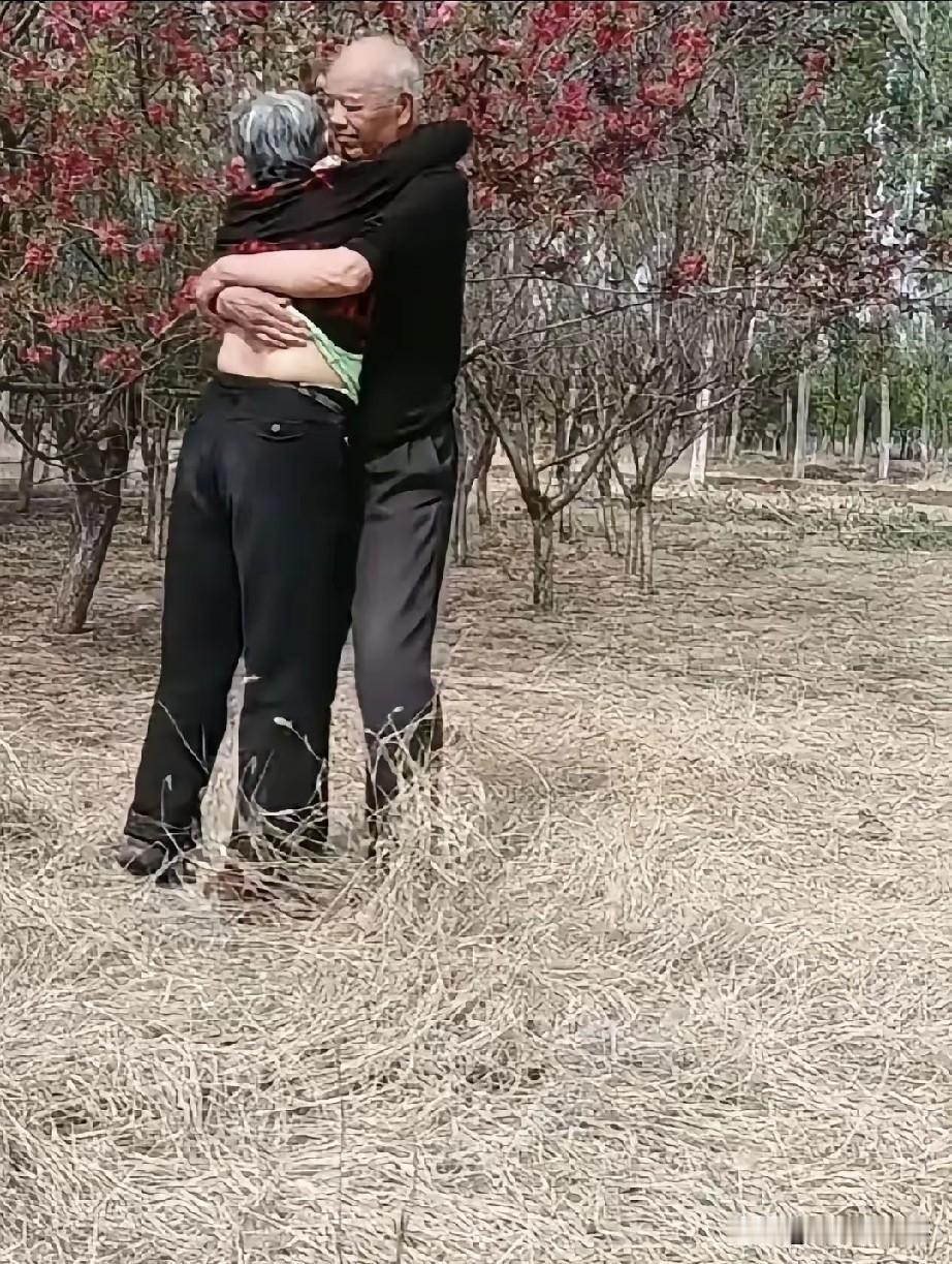 青年人可以打情卖俏，老年人也可以搂搂抱抱[捂脸]大家521快乐