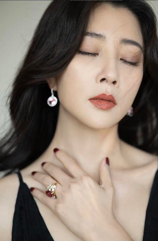 殷桃，一身黑色吊带裙，姐姐状态真好 ​​​