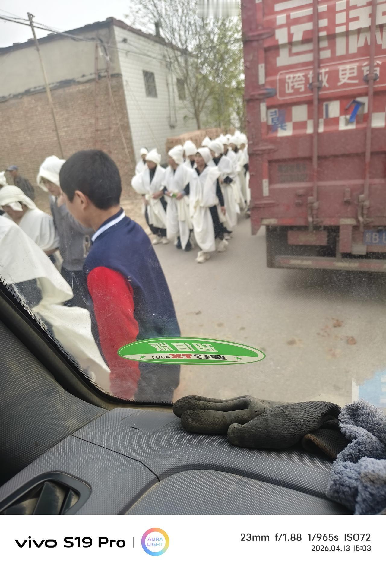 过路桌……三里不同风十里不同俗这句话是很有道理的，我们村出殡下葬的那一刻啥事都没