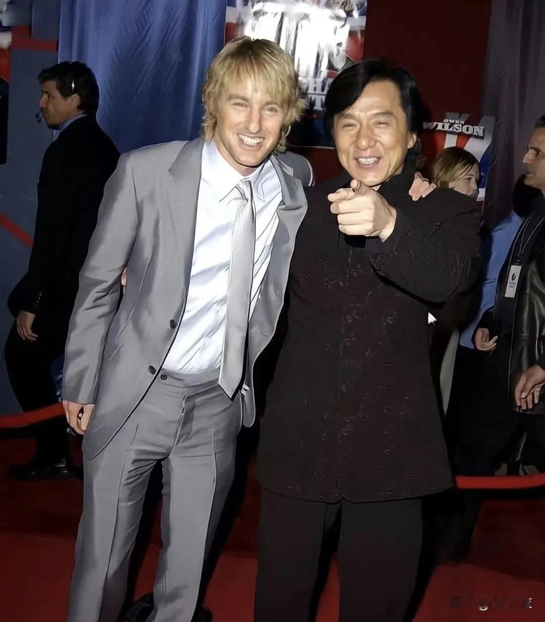 全球八十亿人口，应该有六十几亿认识成龙 ，然后他当年在好莱坞就得到了奥斯卡终身成