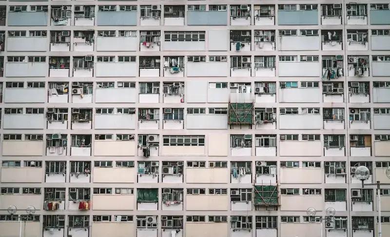 香港居民楼着火
火烧连营
至少告诉我们
如果穷
少到人多的地方生活
香港寸土寸金