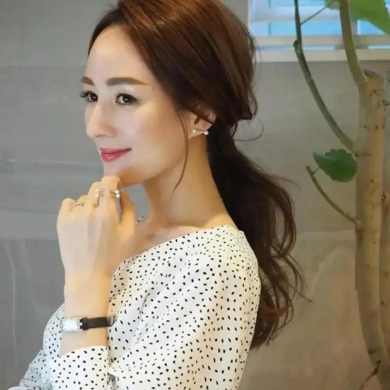 优雅妆容，精致耳环，甜美微笑，时尚穿搭气质耳环女 气质女耳饰 甜美的耳环 气质女