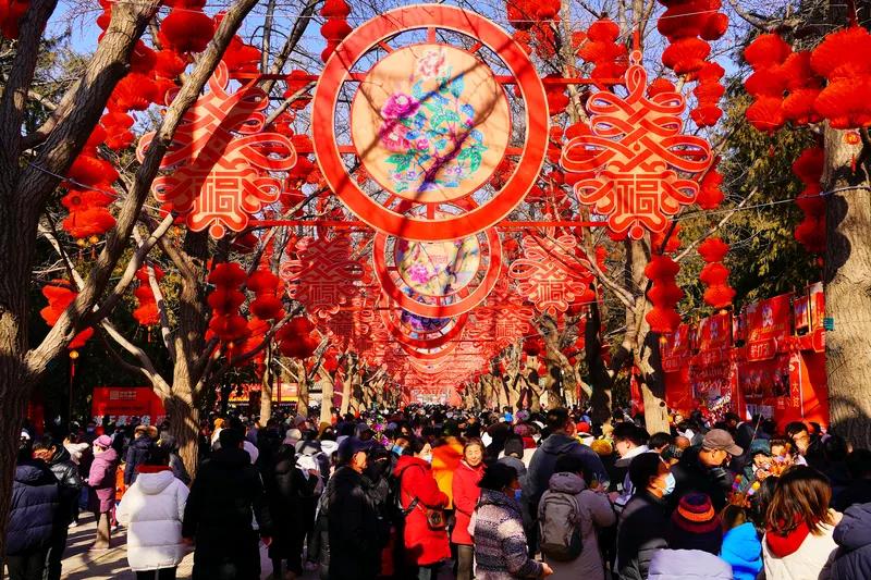 《年的余韵与新年的祈愿》

时光宛如指尖流沙，匆匆而逝，年的热闹与喧嚣仿佛还在眼