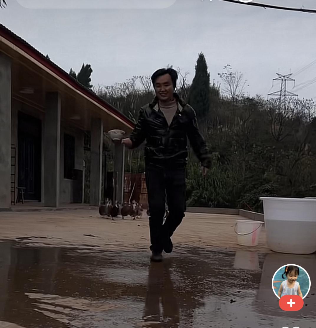 为什么追我？我要玉米塘浆！

清晨，三娃丈母娘家的鸭二代刚从睡梦中醒来，听到了“