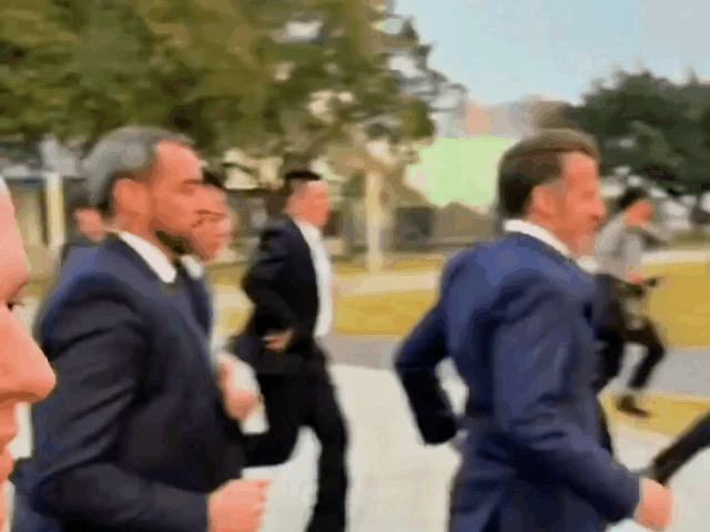 奔跑吧，打球吧，真是开心的一天。

马克龙在法国恐怕永远无法感受到这种氛围，弄不