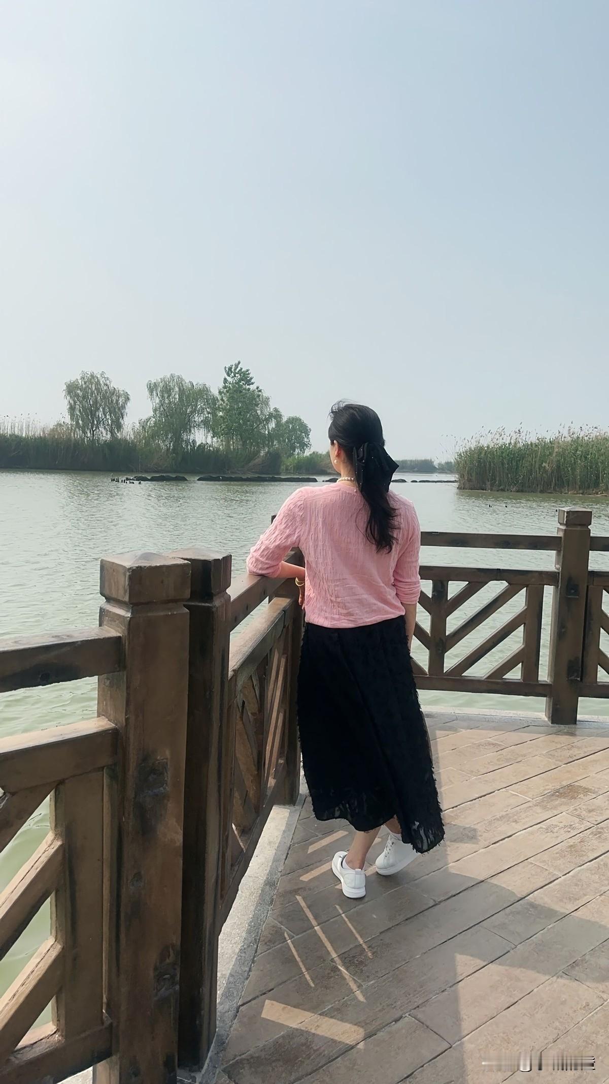 62岁的女人，因为邻居老陈帮她推了一下椅子，就想了好几天。
你觉得这很可笑？一把