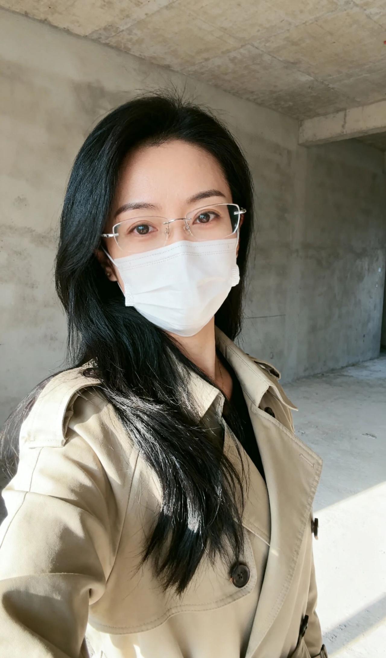 戴着口罩去和装修公司到现场量尺去喽。