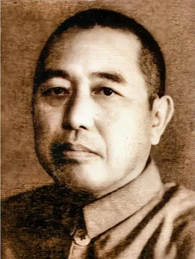 吴芝圃同志的故居位于河南杞县，每天前来参观的人络绎不绝，这也表明了他在河南人民心