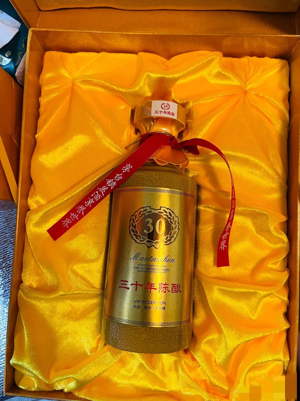 友友们谁懂啊！这是女儿男友送的一瓶酒，作为农村人，平时很少接触瓶装酒，很好奇！愣