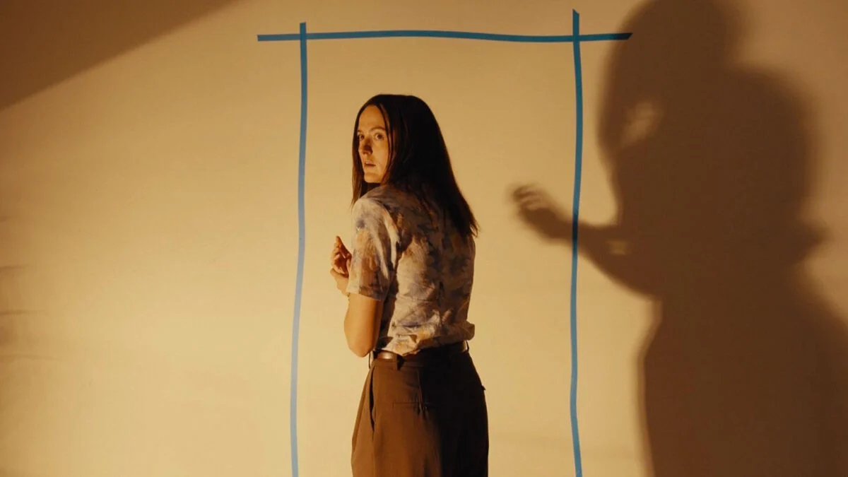 后室2 据外媒消息，《后室》续集目前已进入早期开发阶段。导演凯恩·帕森斯正在为续