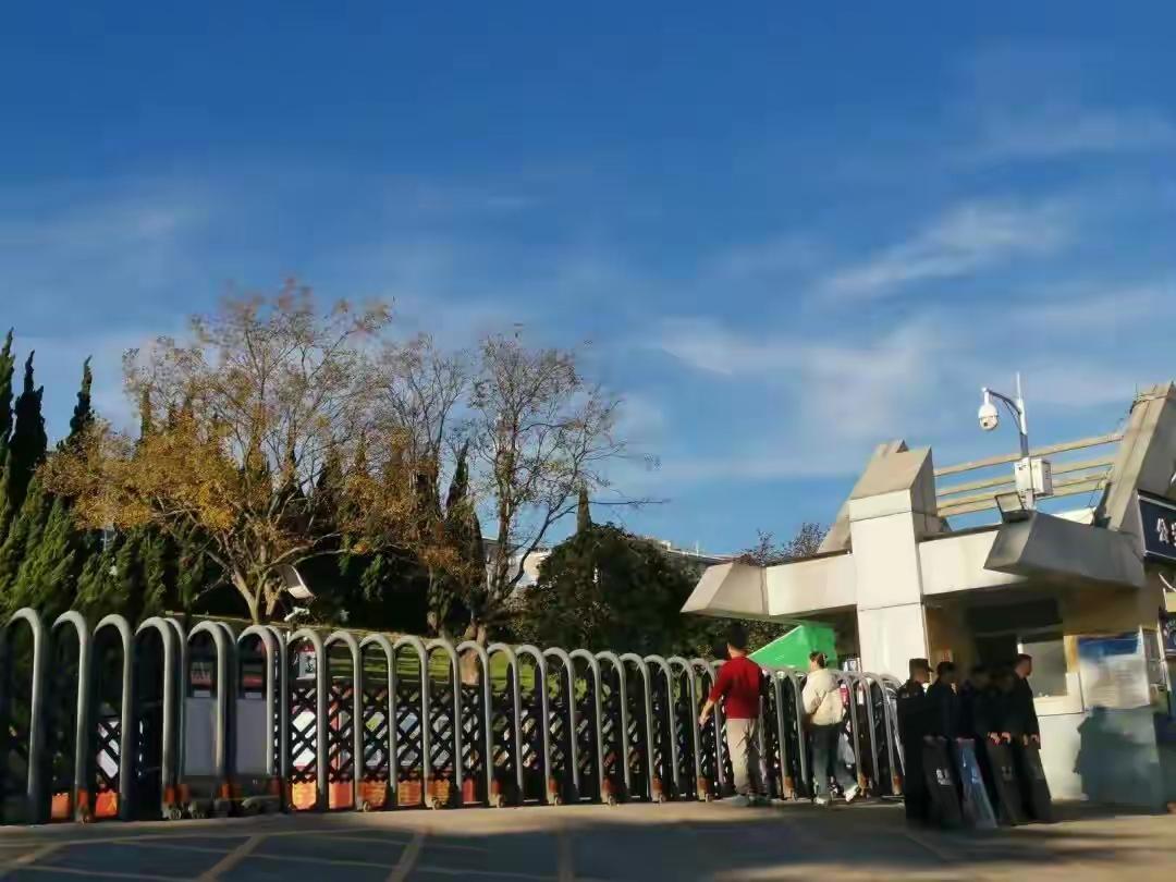 你听过学生集体“放羊”，老师集体被“拒之门外”的怪事吗？最近，昆明安宁的华清中学