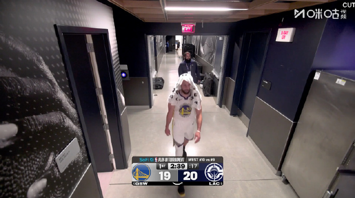 勇士vs快船 别吓唬人啊！库里突然回了更衣室，不过很快就回来了！金州勇士