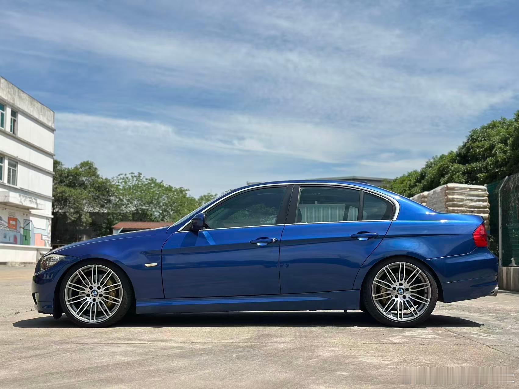 2011年进口BMW335i，3.0T直列6缸，225KW，0-100加速5.7