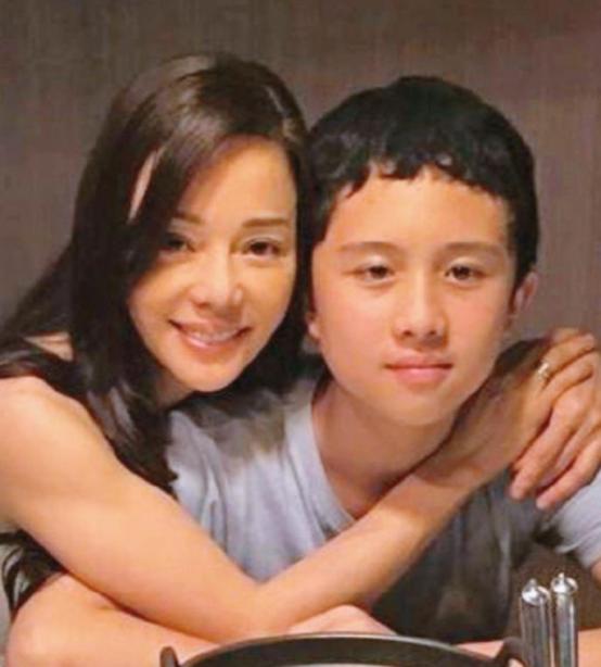 日记写成了流水账，无聊到想撕本子，一个方法让它变有趣。
我以前写日记特别没劲，就