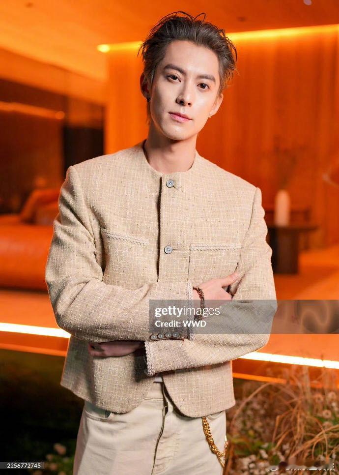 王鹤棣巴黎时装周银发背头王鹤棣巴黎男装周G社生图 把LV穿成专属高定！亮相LV巴