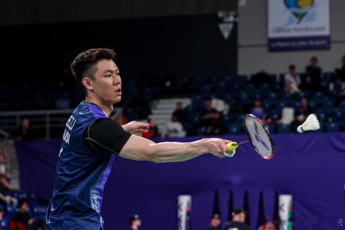 在2026印尼大师赛男单1/8决赛中，赛会4号种子、马来西亚名将李梓嘉苦战三局，