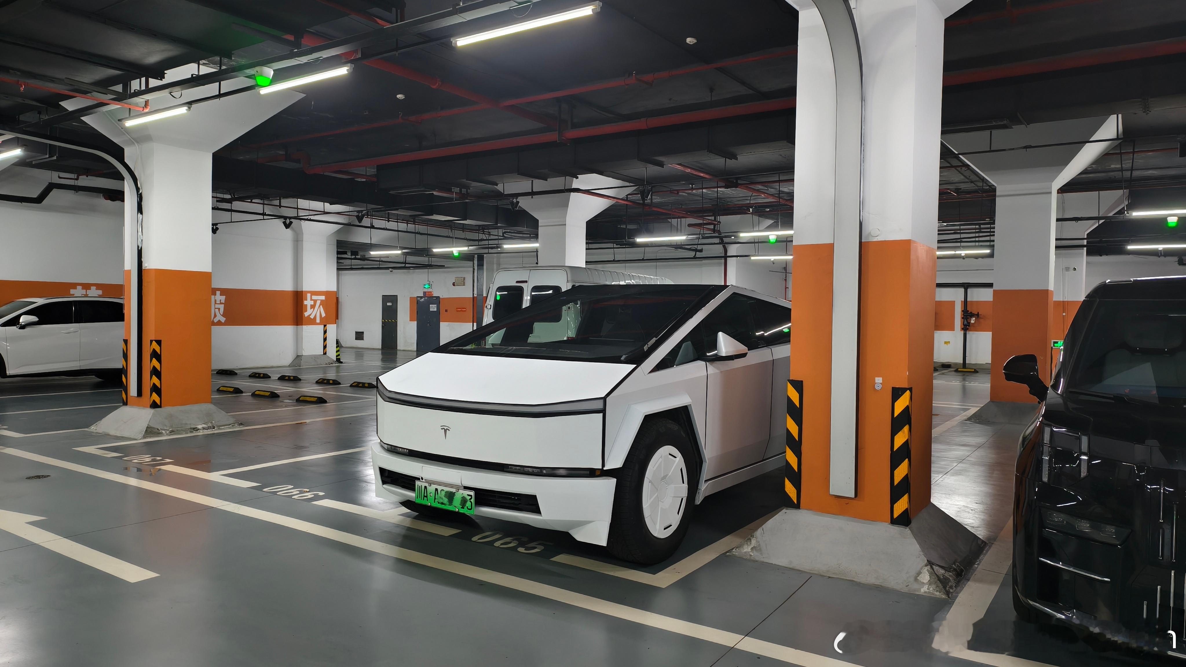 竟然看到了野生的Cybertruck，而且还是从四川开来上海的。特斯拉大V聊车新