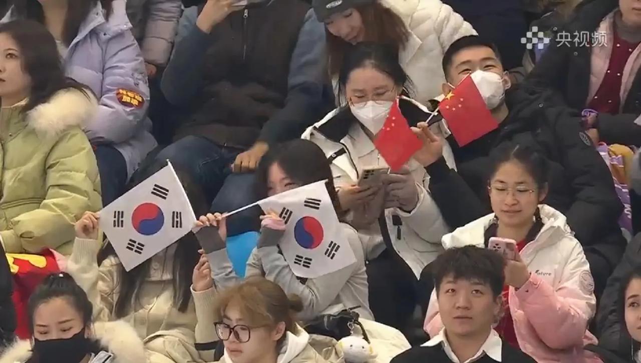 韩国姑娘的偶像包袱真重啊，与中国姑娘相比对比简直不要太明显！

当直播镜头对准观