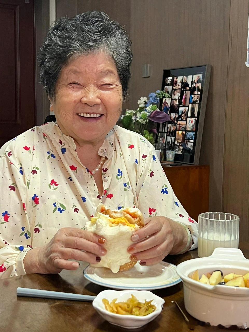湖南爷爷给71年老伙计送生日大汉堡现在的爷爷奶奶都这么先进了吗，吃喝玩乐都跟的上