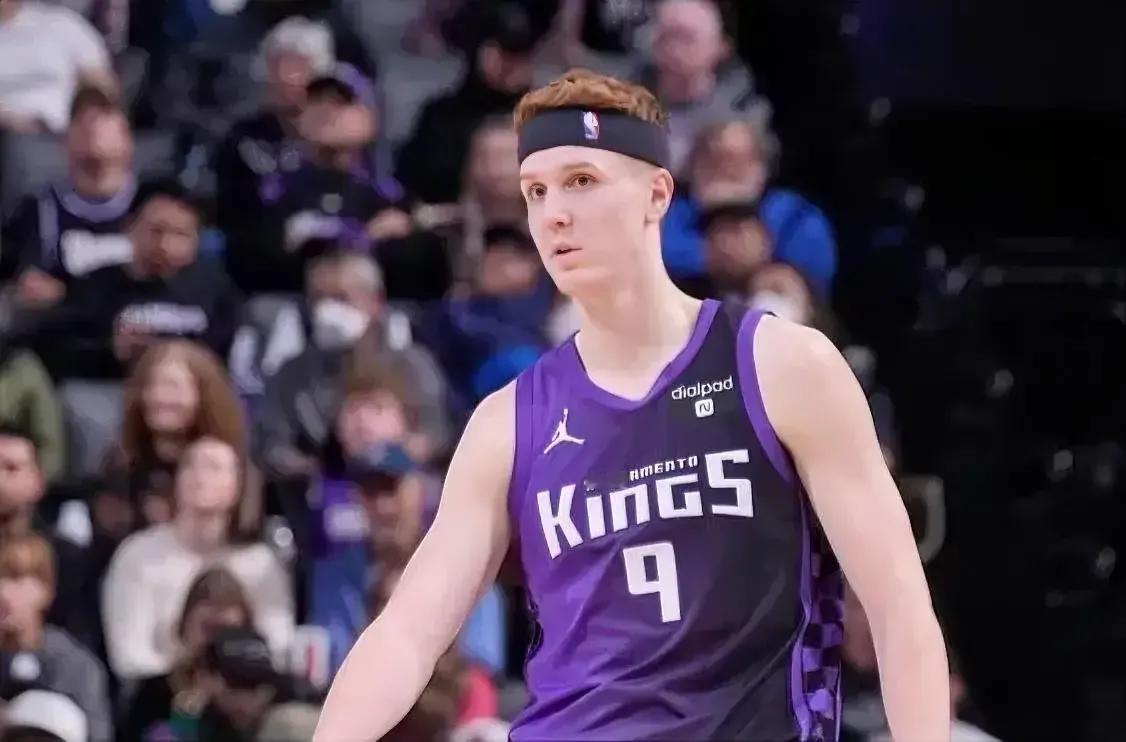 国王被太阳和独行侠紧追，首发赫尔特又赛季报销，不容易打了。
第一，国王目前排在西