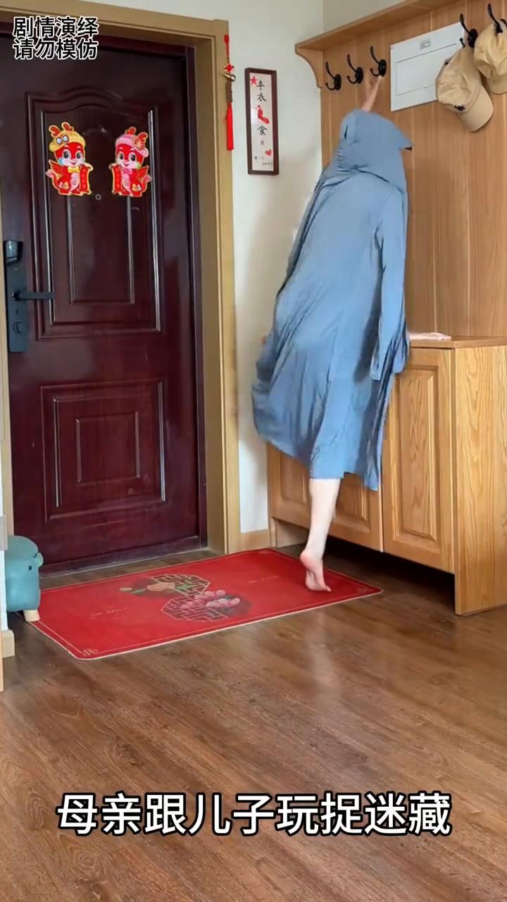 母子两个玩捉迷藏，下一秒她藏在鞋柜上面太有才了。
母亲跟儿子玩捉迷藏，由于玩的太
