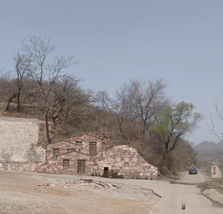        今日获悉，就在渡口近前的大坪古村大规模的修复建工程施工已悄然进行两