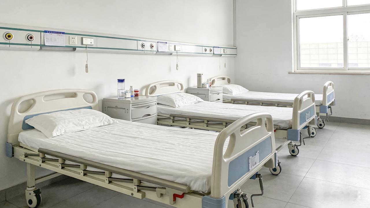 病房见闻。
春节的病房，床位也很紧张。特别是华西医院这种西南西北范围内唯一最牛的