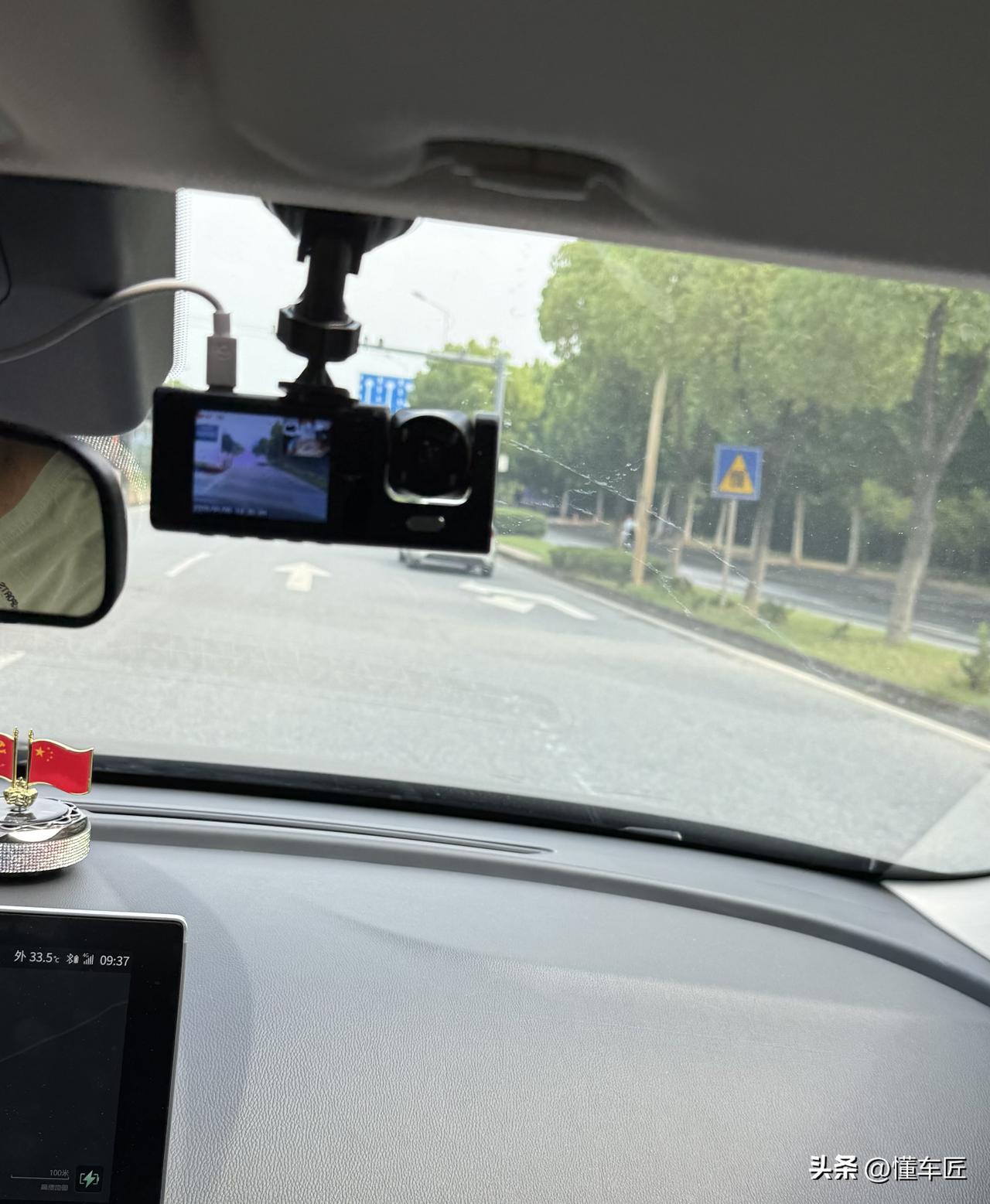 专利来了，行车记录仪该换代了，
这么便宜还要车主买，另外固定起来费劲，充电线非在