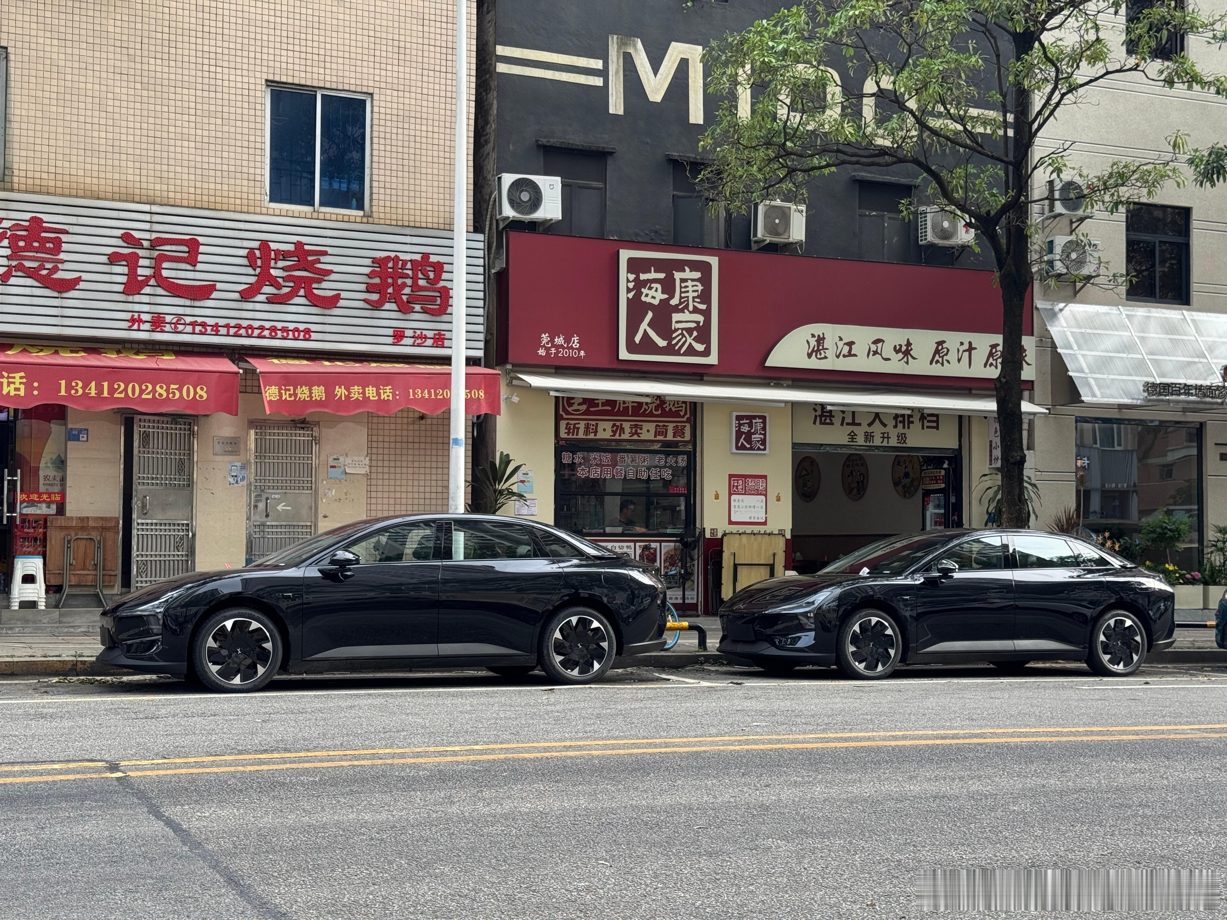 我的黑色 MONA M03 Max刚停好车后面咋还有一台？小鹏mona汽场全开 