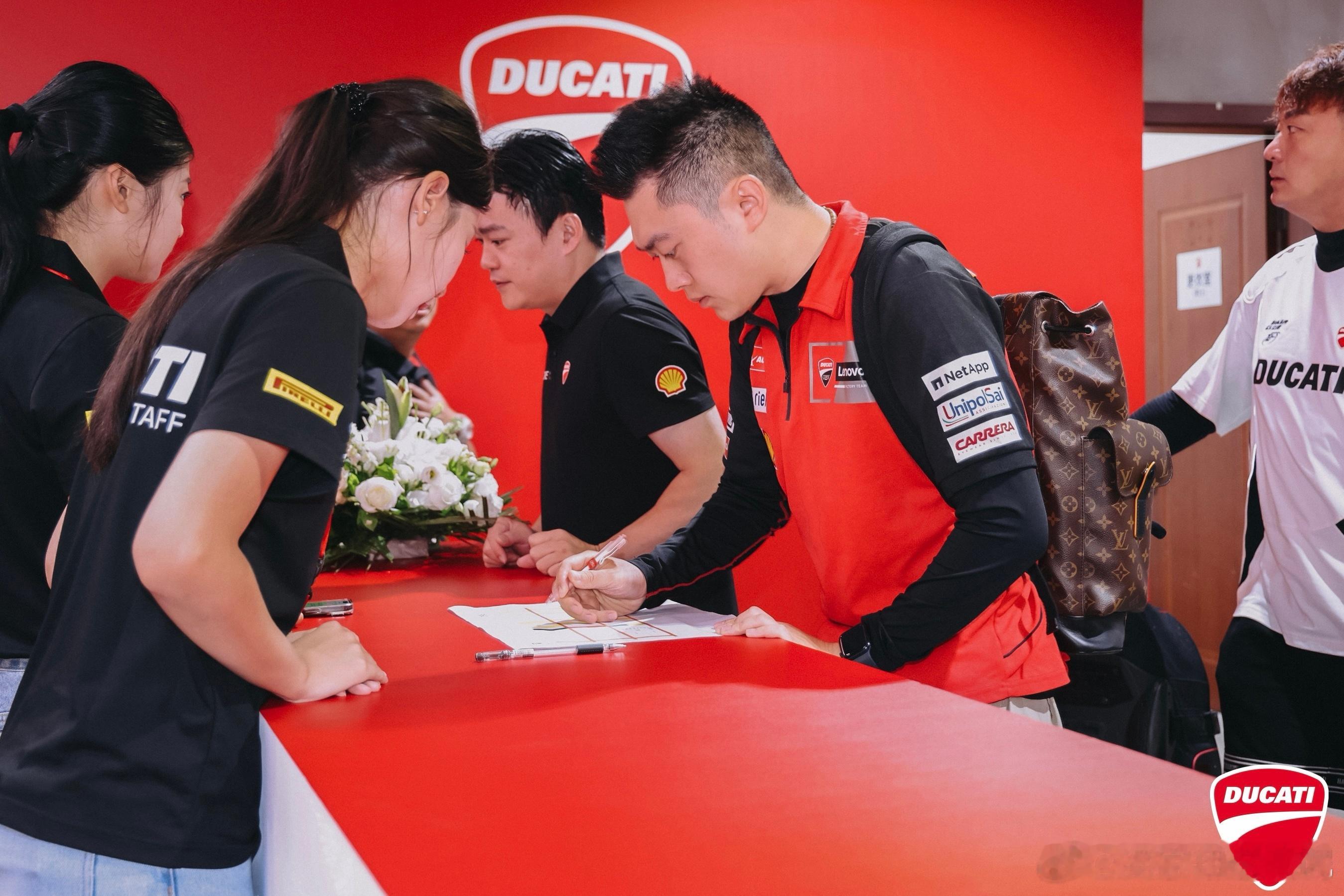上午结束 新Panigale V2 太太太太好骑了！巨轻巧！赛道翻身很快！下午使