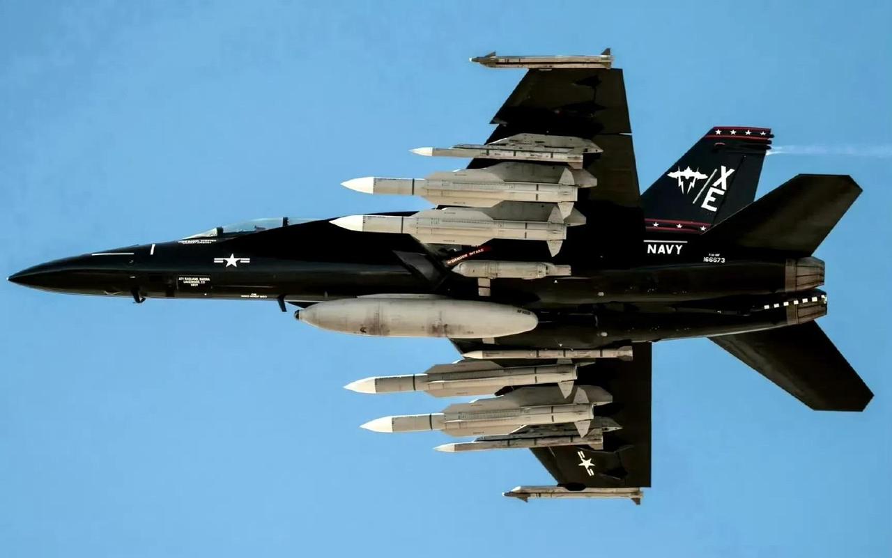 爆炸性新闻：美国两架F-18“大黄蜂”战机进入委内瑞拉领空达40分钟。
而委内瑞