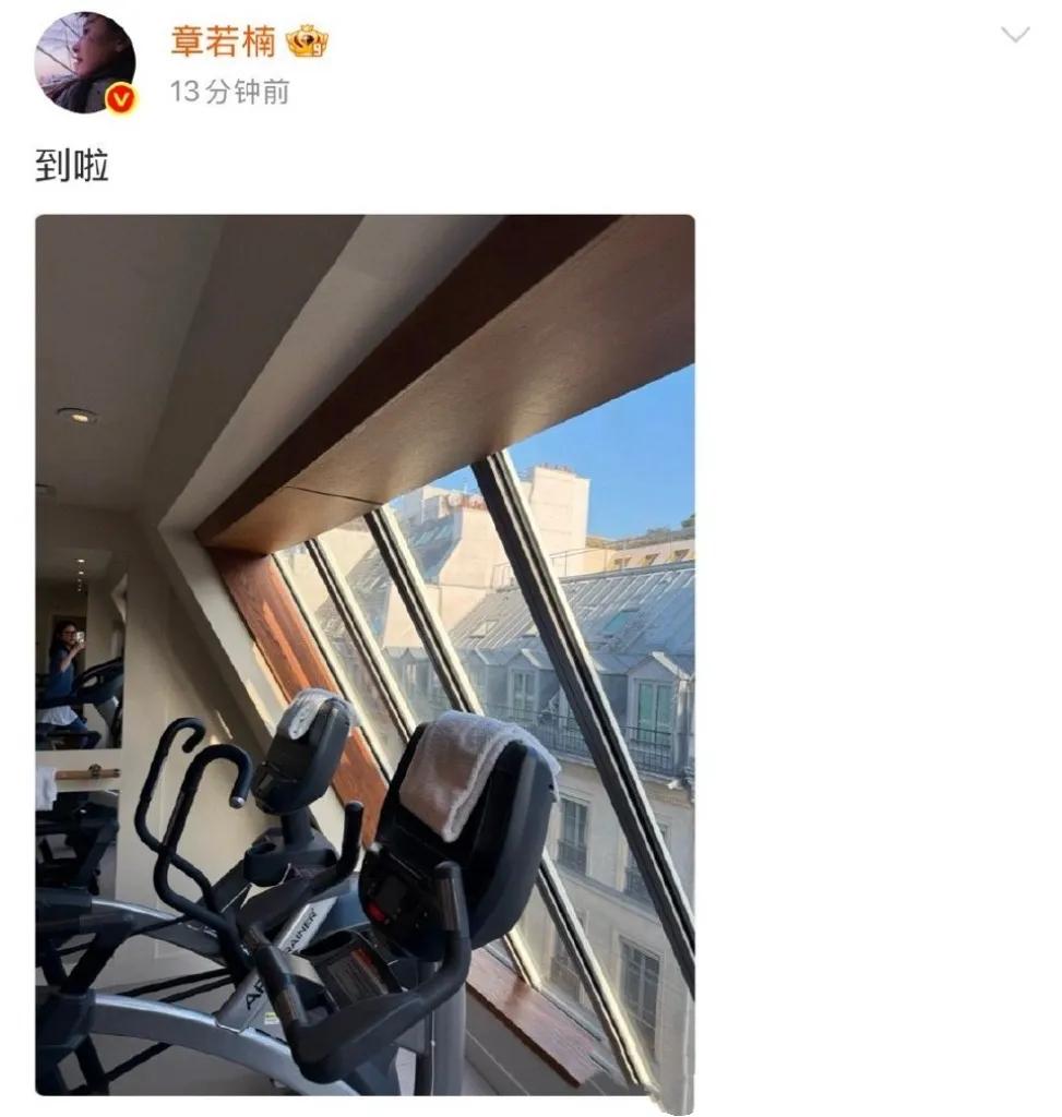 章若楠刚收工就直奔健身房了！🎬💪
有网友拍到，片场卸妆完连饭都没顾上吃，直接