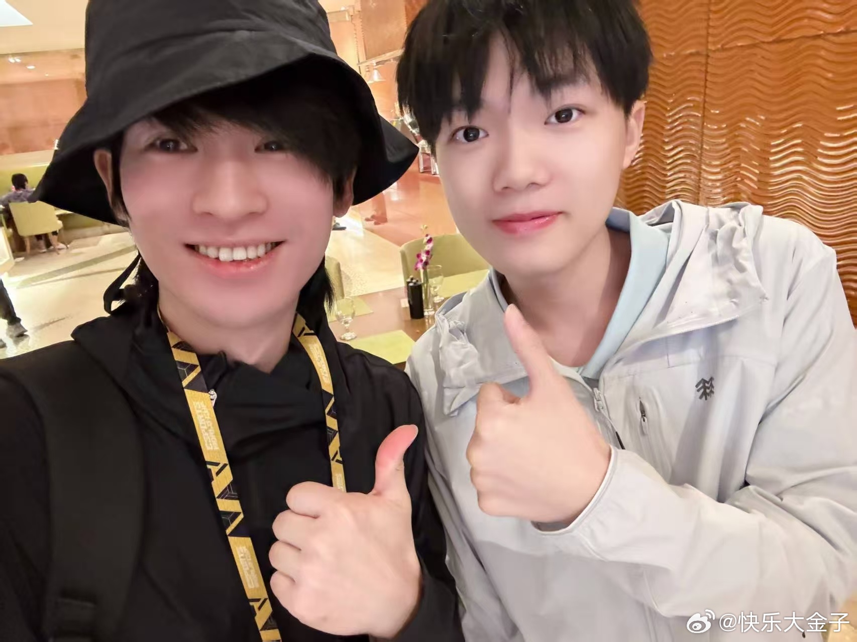Suk清清肤色差 Suk和清清已经晒出肤色差了[哆啦A梦吃惊]搁沙特注意防晒吧[