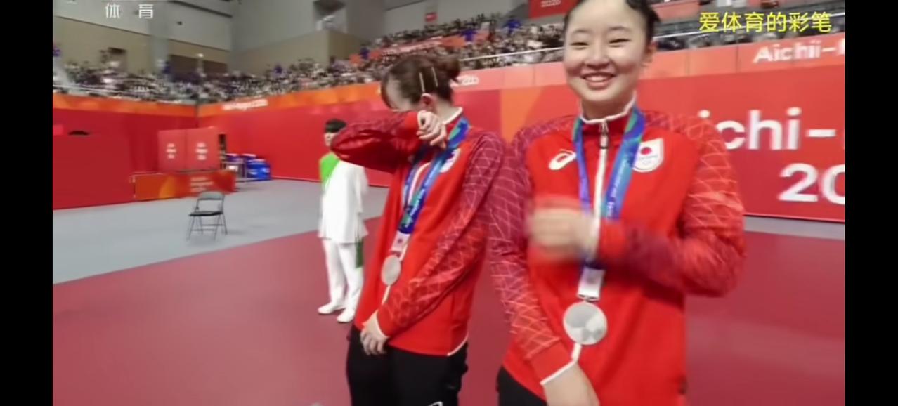 日本的双打张本美和/早田希娜被王曼昱/蒯曼4:0横扫，拿到了亚运会女双比赛的银牌
