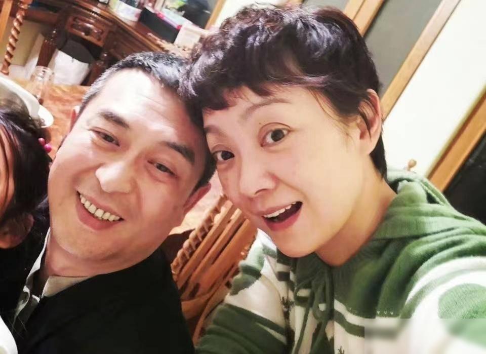 王海燕说：“刚认识张嘉译的时候，他就爱打麻将，经常一昼夜连着玩到停不下来。真正让