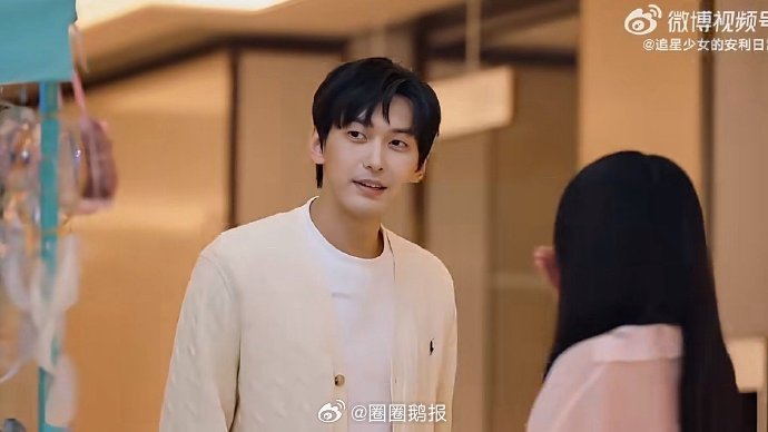 周佑凌好像微博之夜的沈腾 建议周佑凌去微博之夜跟沈腾碰一碰，俩人都是自带笑点的显