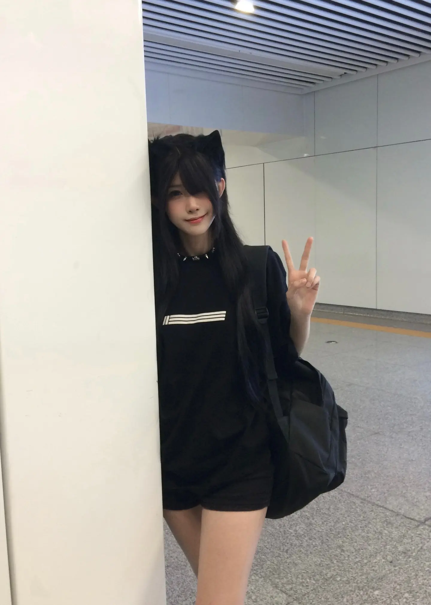 该下楼散步去了