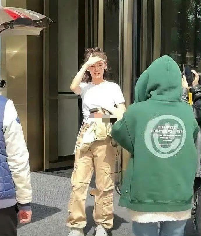 终于懂了郑恺的审美！苗苗这状态真的绝了，35岁生了三个娃，素颜出街依旧少女感拉满