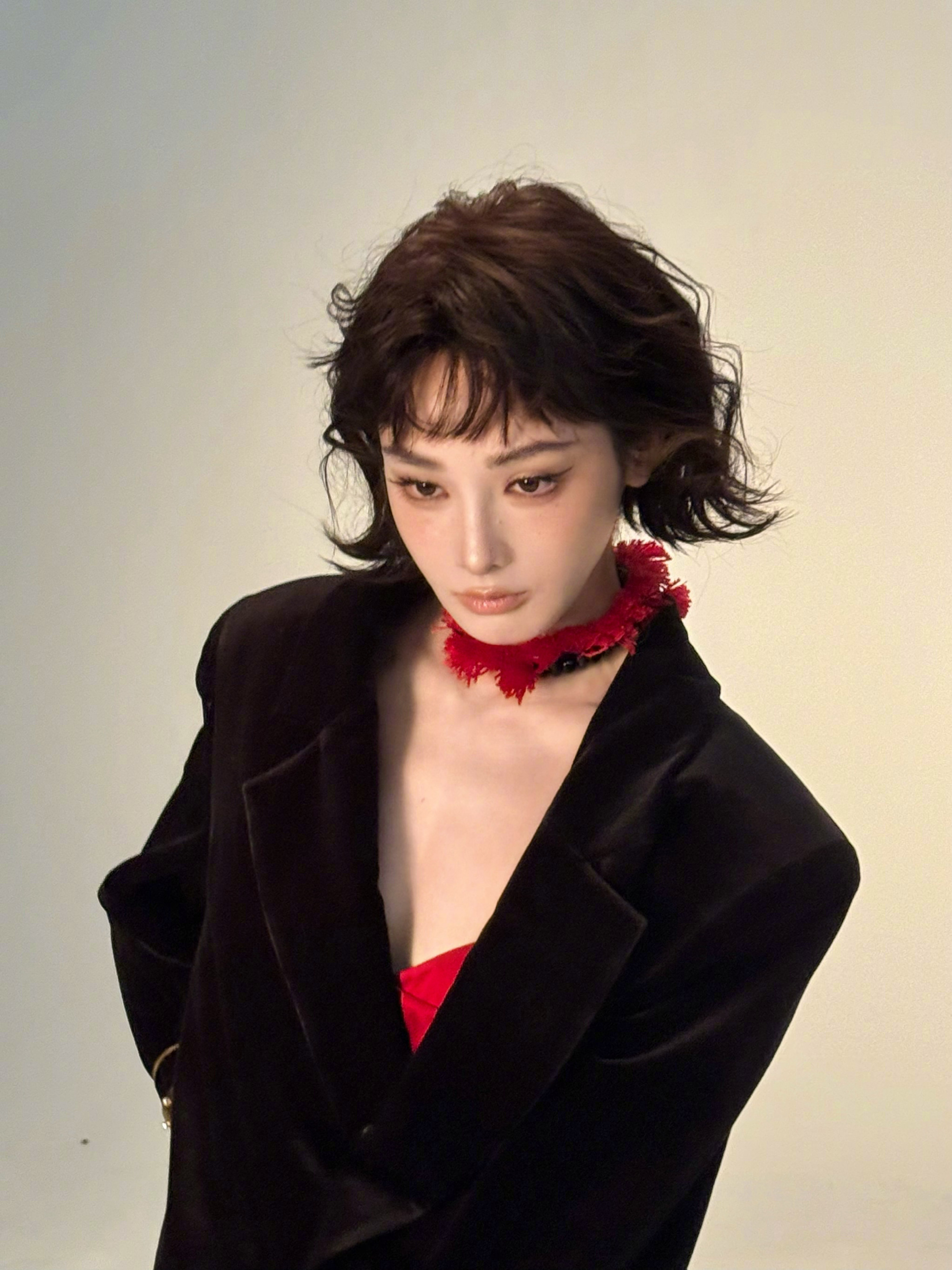 彭小苒眉上刘海眉上刘海适配度拉满！彭小苒新年造型又甜又灵✨ 