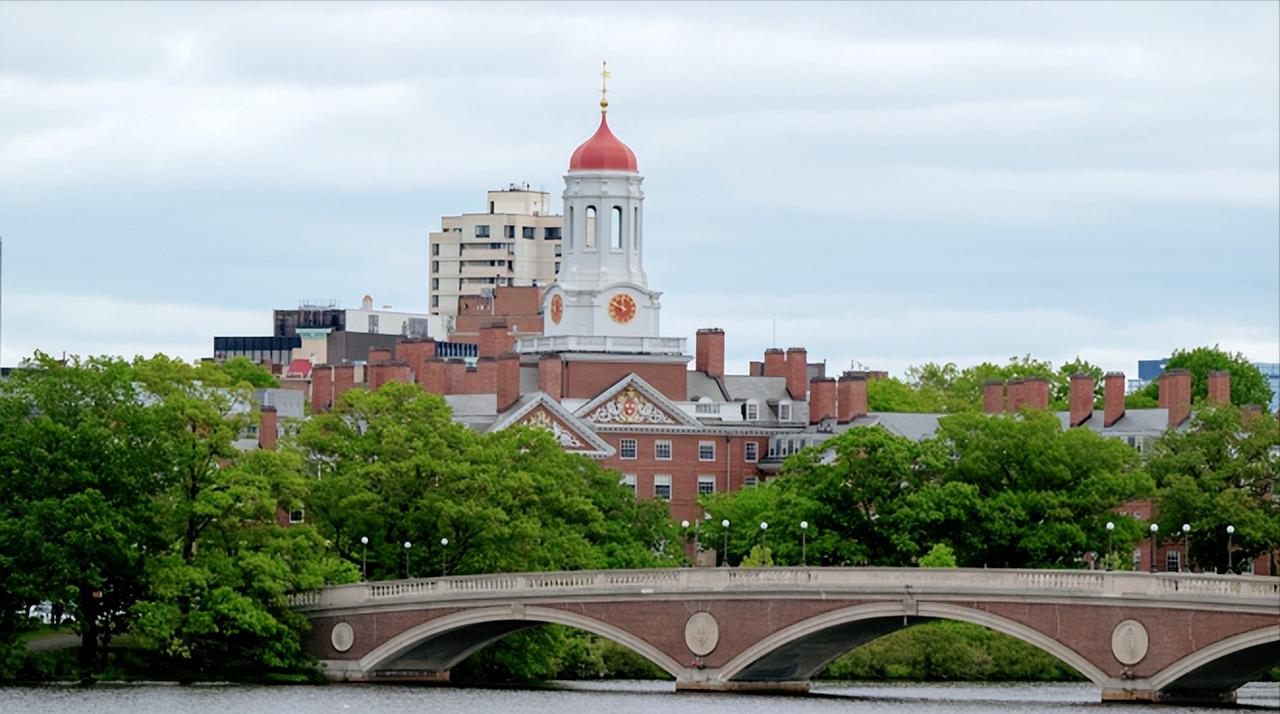 哈佛跟特朗普府彻底杠上了，最近美国司法部突然甩出一纸新诉状，把哈佛大学直接告上法