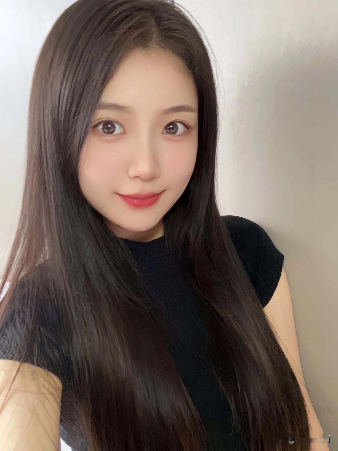 简简单单的纯黑短袖，洗得干净的长发，生活嘛，舒服才是最重要的。