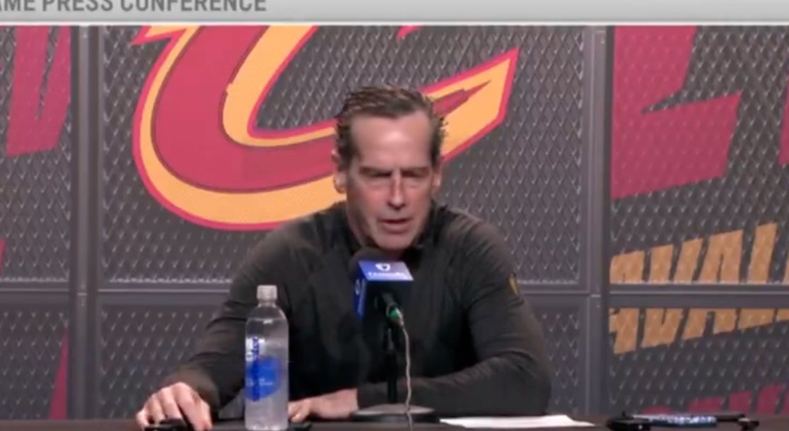 记者：上赛季你们的进攻强调快速进入战术、快速转移球。而今晚比赛末段，球交到詹姆斯