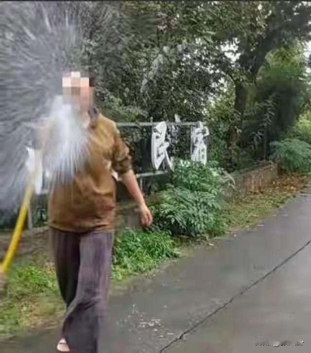 游客捡板栗壳被索300元， 景区回应引爆争议！

国庆期间江苏连云港花果山景区发