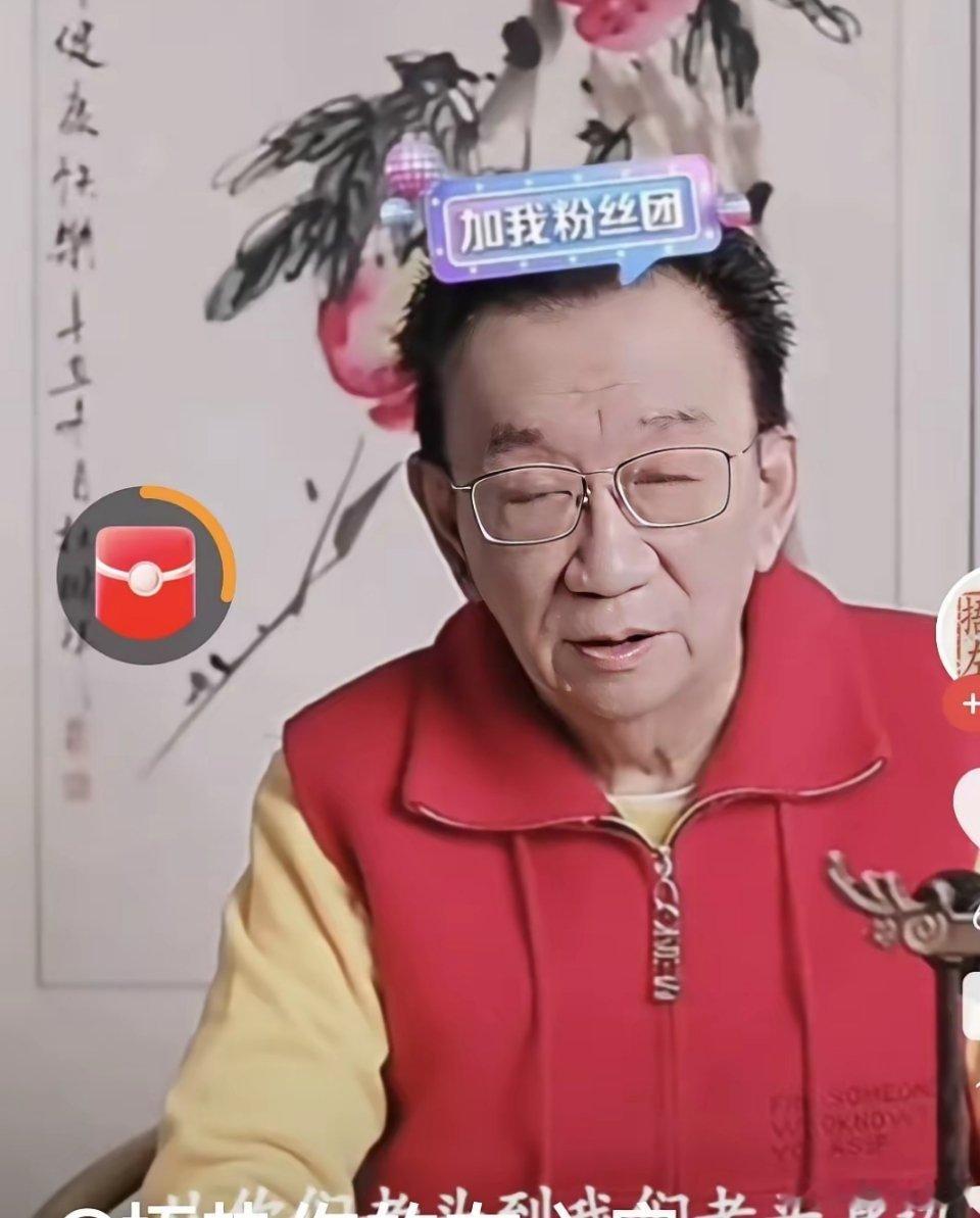 侯跃华在直播间里谈杨少华寄宿侯家往事。侯跃华说：你家老头（杨少华）到我老头（侯宝