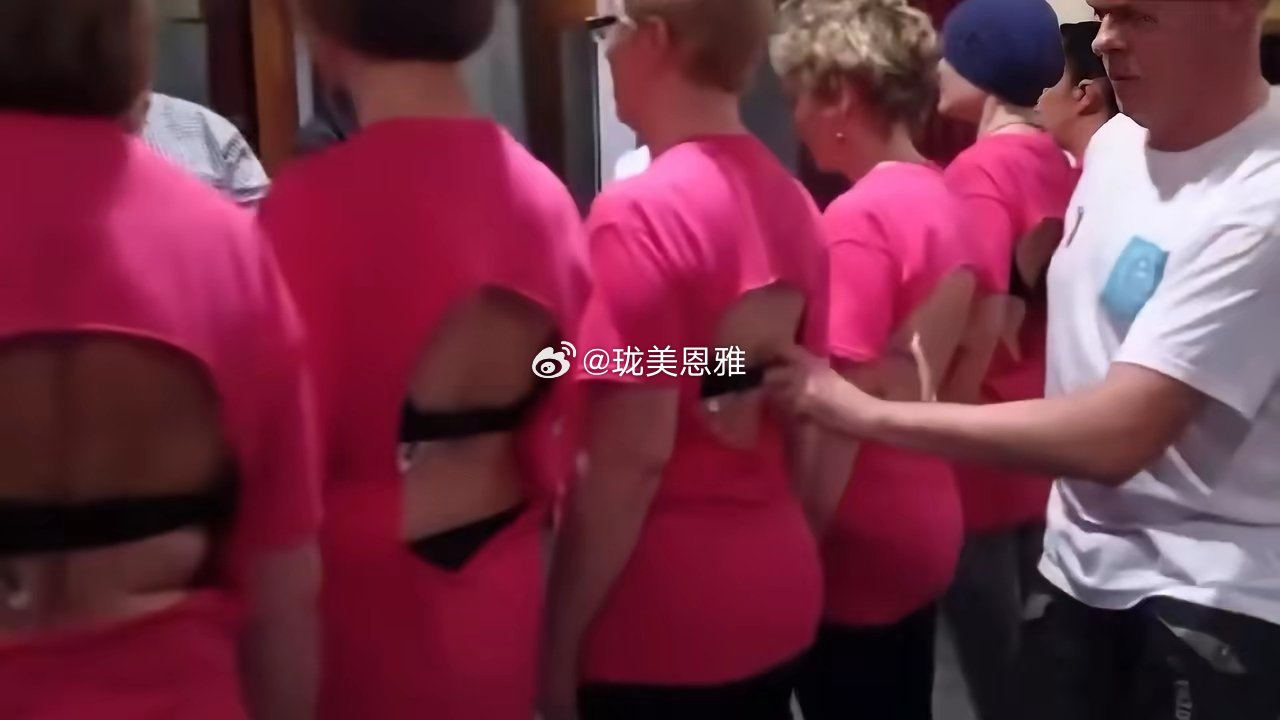 土耳其一个男子在1分钟内单手解开了100个胸罩，创造了吉尼斯世界纪录！ 